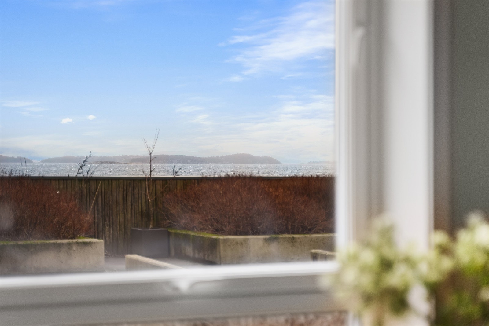 Fra stue og kjøkken er det fin sjøutsikt, samt utsikt mot atrium.
Her er det bare å senke skuldrene og nyte det maritime livet utenfor. Galleribilde