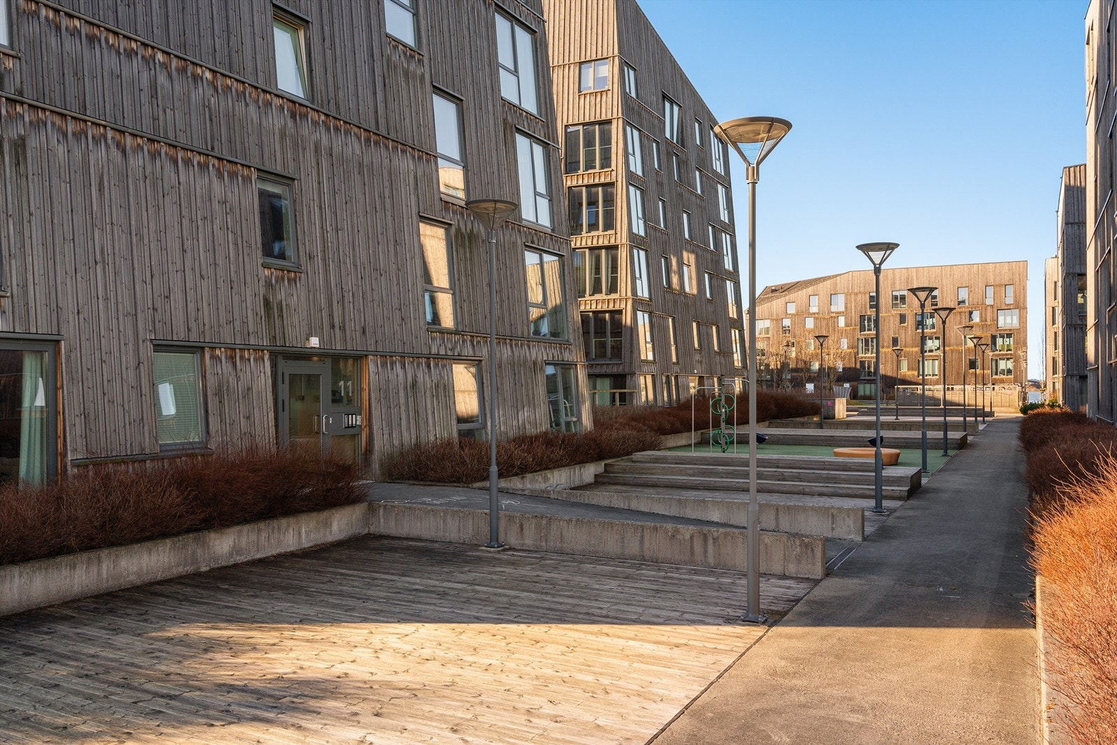 Det er enkel adkomst til leiligheten via heis i bygget, direkte fra garasjeanlegg eller via atrium. Det er trappefri adkomst og lett for alle. Galleribilde