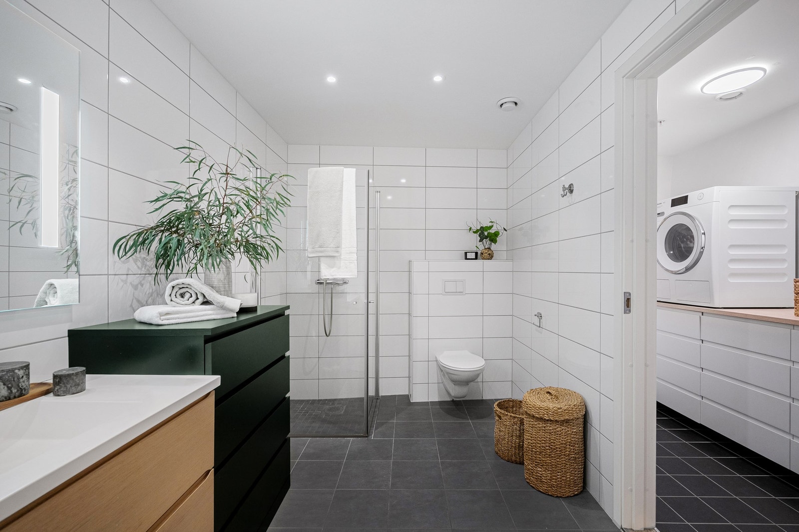 I forbindelse med bad ligger meget praktisk vaskerom med bodplass. Galleribilde