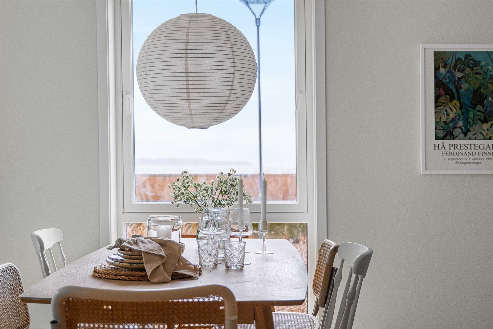 Sjøen er like utenfor vinduet og man lever i maritime og fine omgivelser. Galleribilde