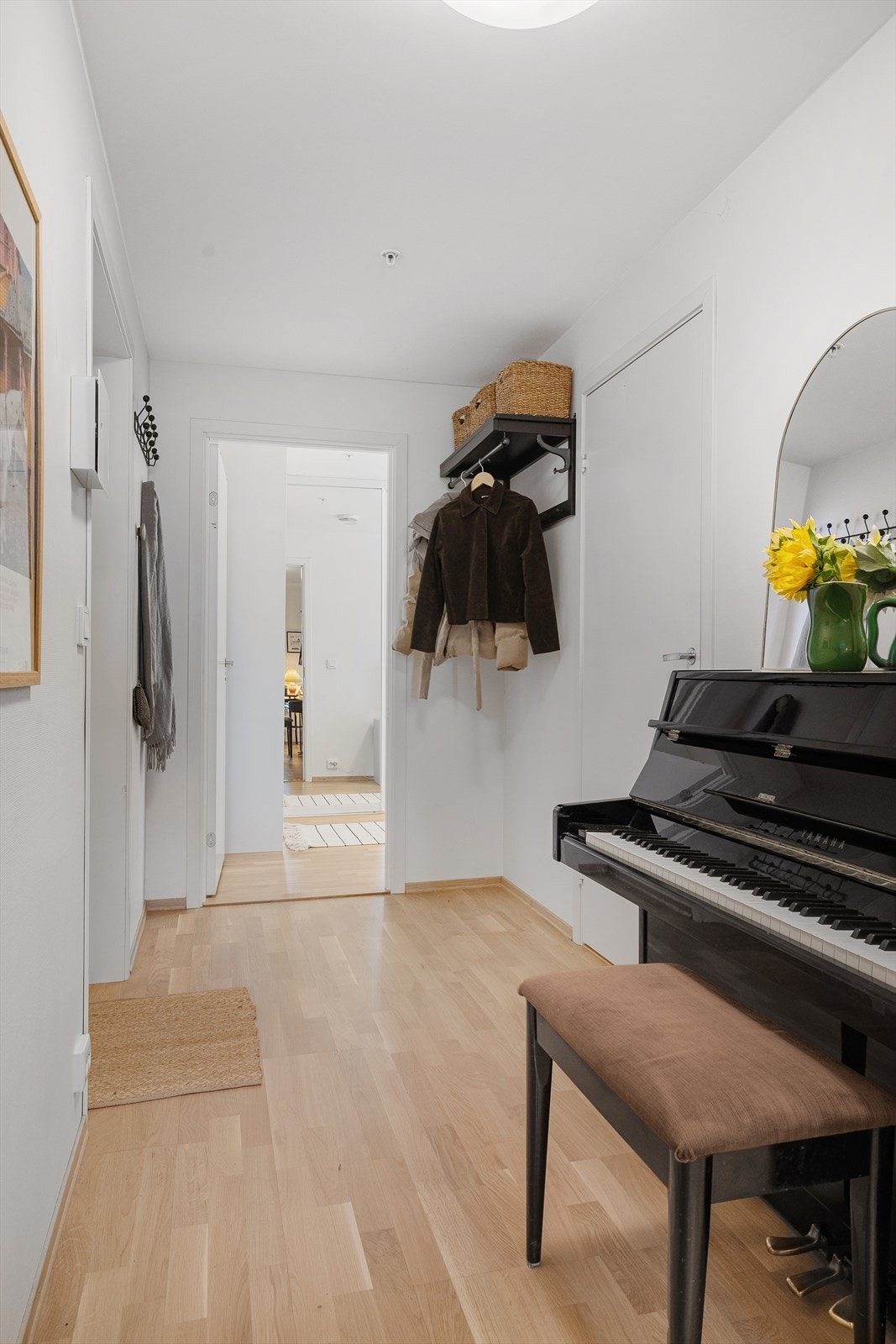 Soverom I som er hovedsoverom, finnes i enden av entré og leiligheten. Galleribilde