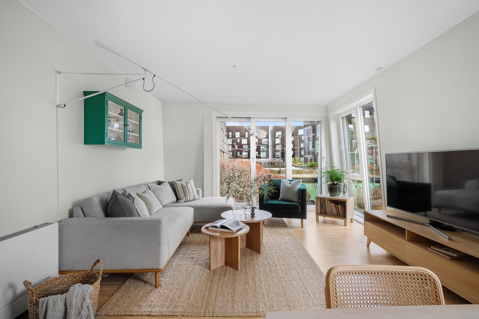 Skyvedører som kan trekkes forbi slik at man kan få inn sjølukten og solen. Galleribilde