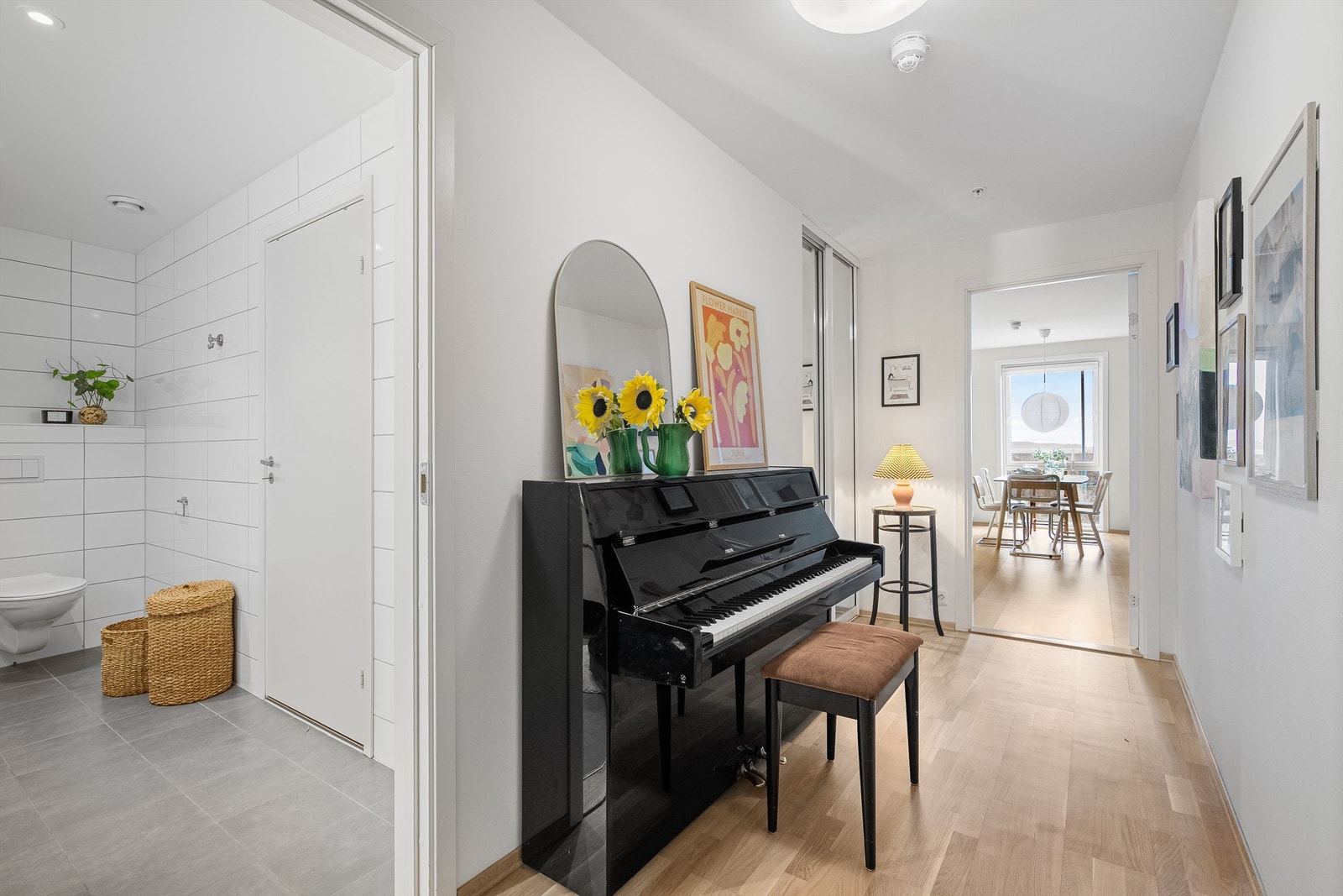 Ved entré ligger et av leilighetenes soverom samt bad og vaskerom. Galleribilde