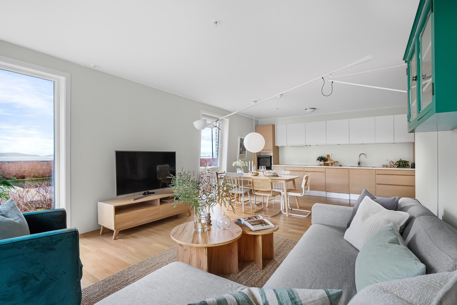 Leiligheten er en meget flott og romslig selveierleilighet nyoppført i 2015 og holder en gjennomgående god standard. Her kan en flytte rett inn! Galleribilde