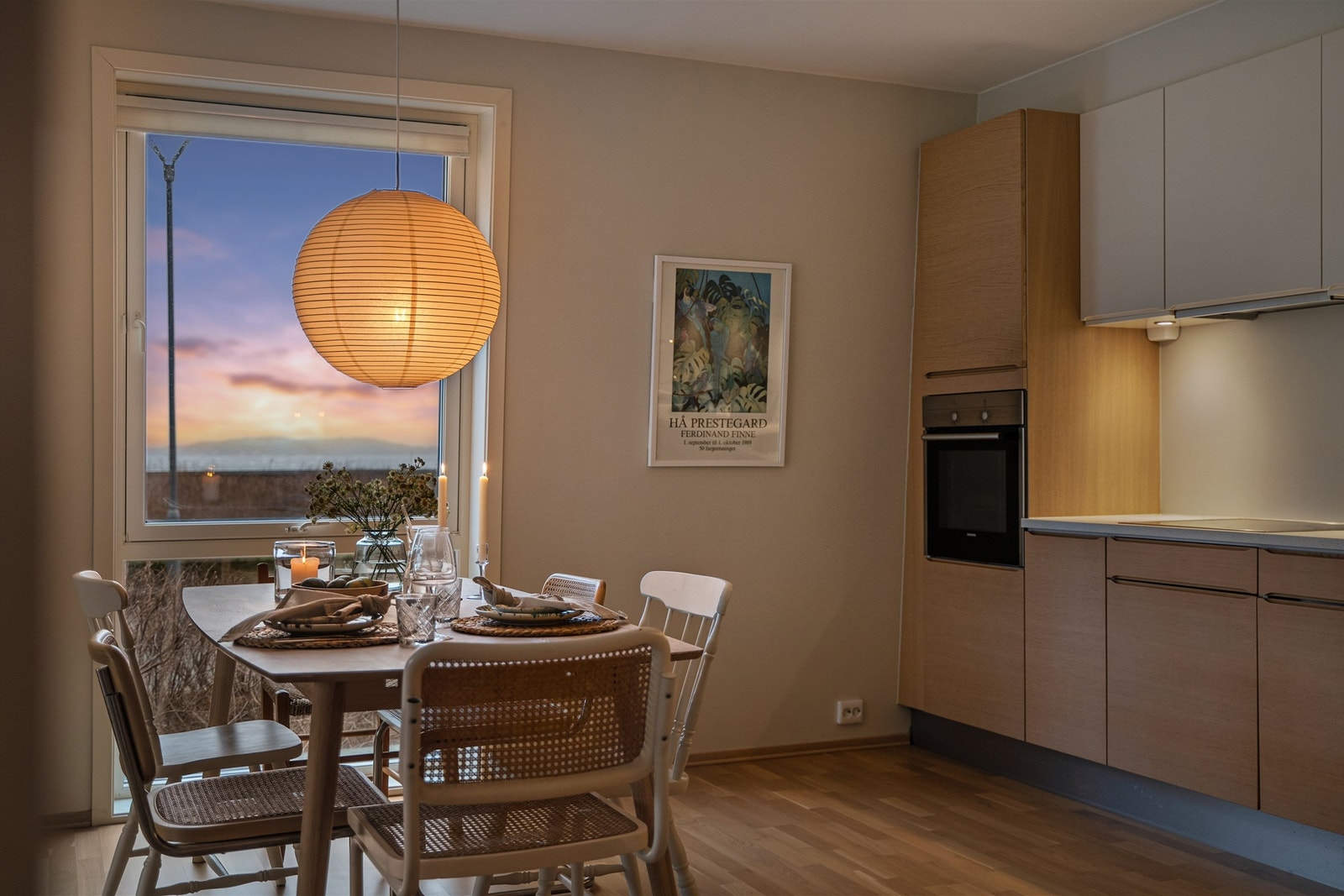 Ved kjøkkenet er det god plass til spisebord. Galleribilde