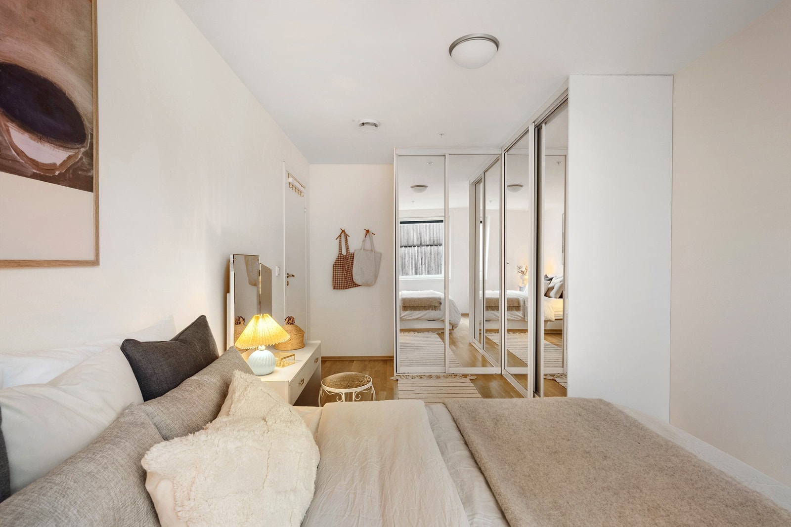 Det er romslig integrert garderobeløsning med speilfronter. Galleribilde