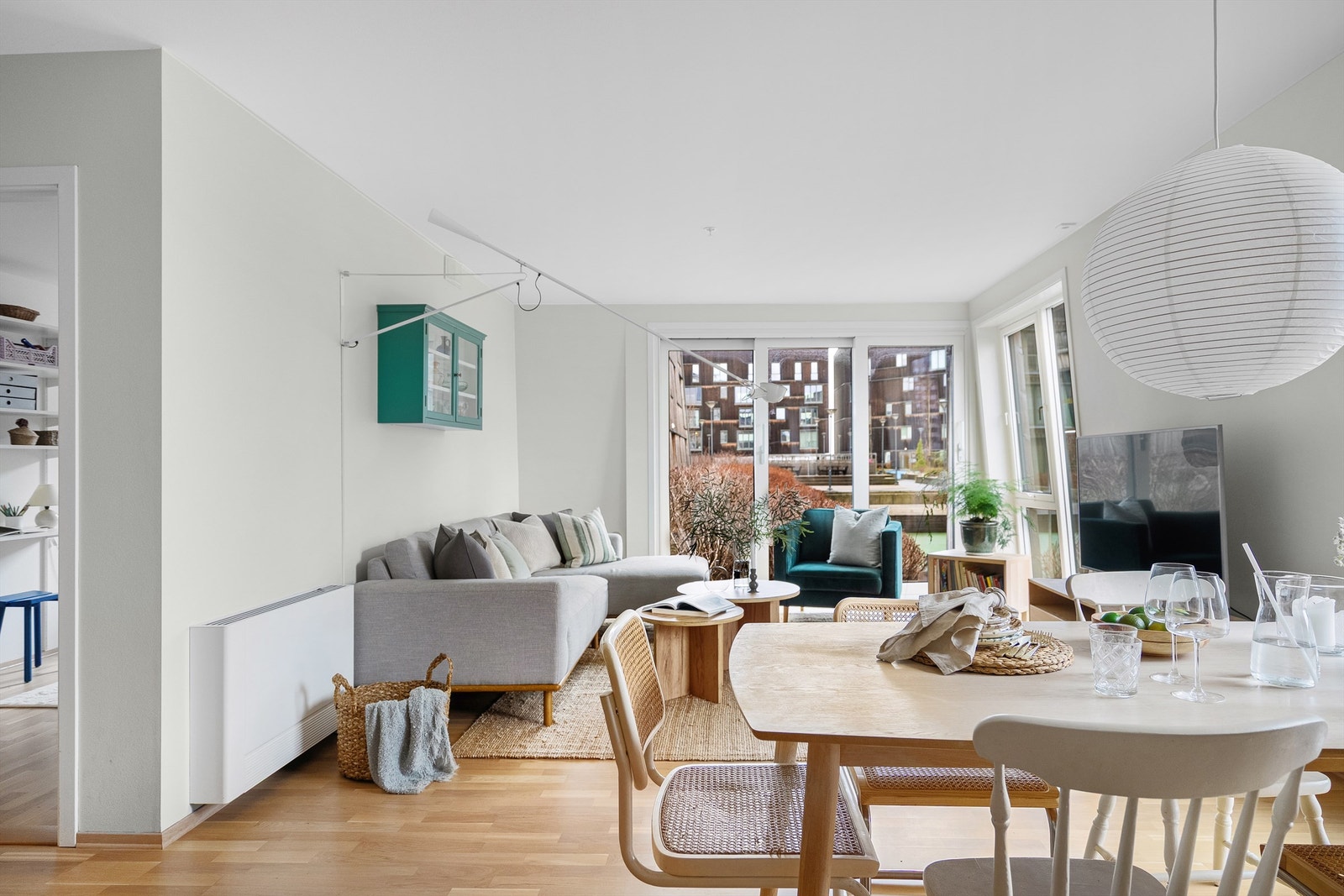 Her kan man møblere i flere soner, noe som gir plass til salong, ekstra sittegruppe og spisebord. Galleribilde