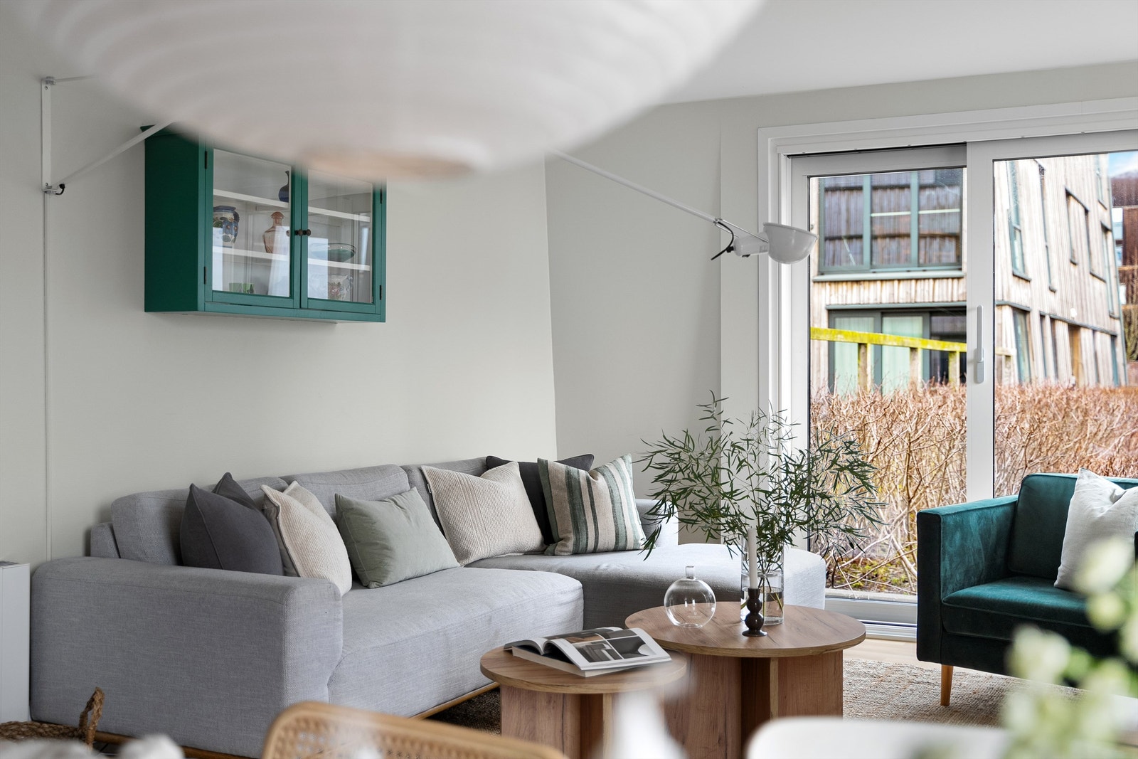 Vegger er malt i en moderne og lys farge. Galleribilde