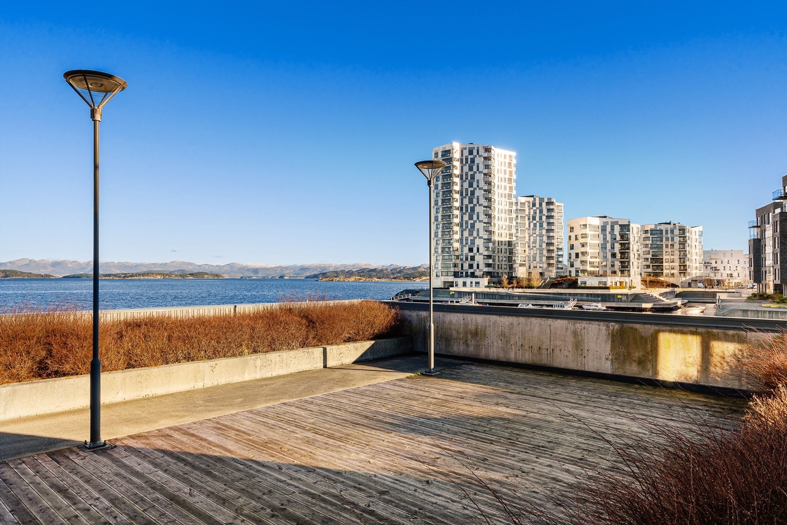 Fjord og fjell like utenfor døren.
Det er regulert inn 2 blokker ved siden av bygget, så noe utsikt vil forsvinne, men man vil fremdeles ha sjøutsikt. Reg.megler for mer informasjon. Galleribilde