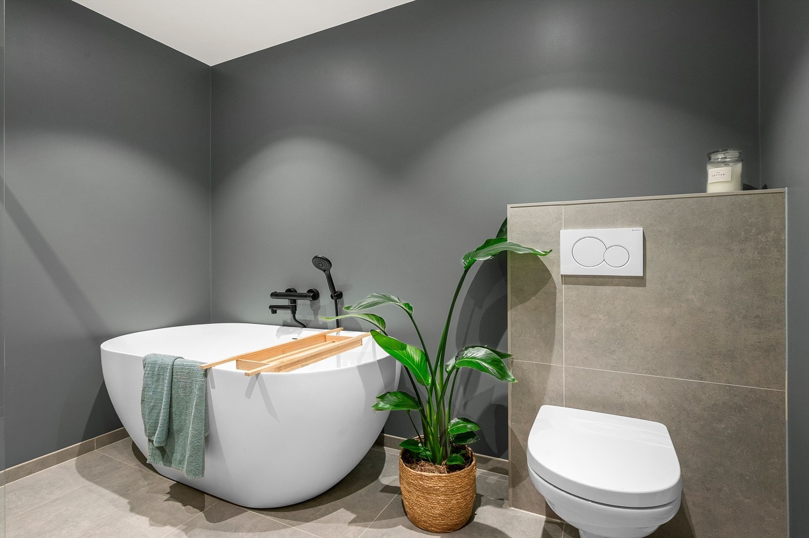 Badet strekker seg over 6m² og er utstyrt med blant annet gulvvarme, dusjhjørne, mekanisk avtrekk, servant, servantskap, veggmontert wc og badekar. Galleribilde