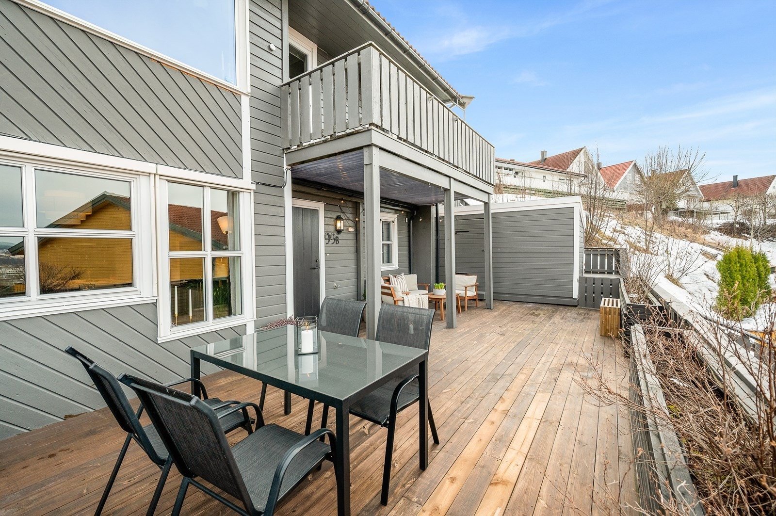 Her er det sol tidlig morgen på takterrassen, til sola går ned på hovedterrassen om sommeren. Trappen er nybygd og terrassen ble slipt ned og beiset i sommeren 2025. Galleribilde