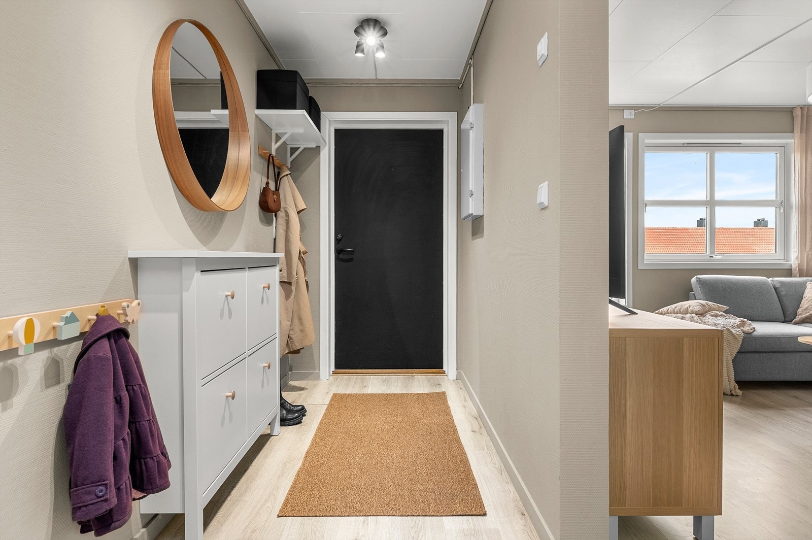 Entreen er på 10m². Leiligheten har gulvvarme i både bad, stue, kjøkken og hele entreen. Galleribilde