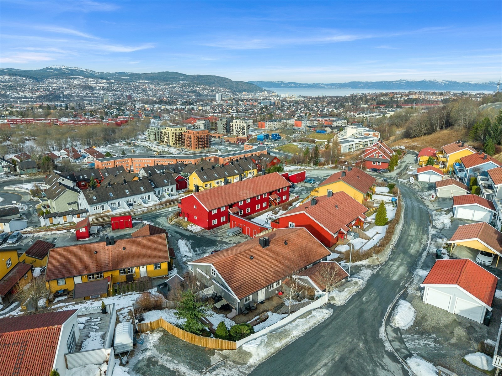 Leiligheten befinner seg i et familievennlig boligområde nær skog, skoler, barnehager, servicetilbud og gode bussforbindelser. Galleribilde