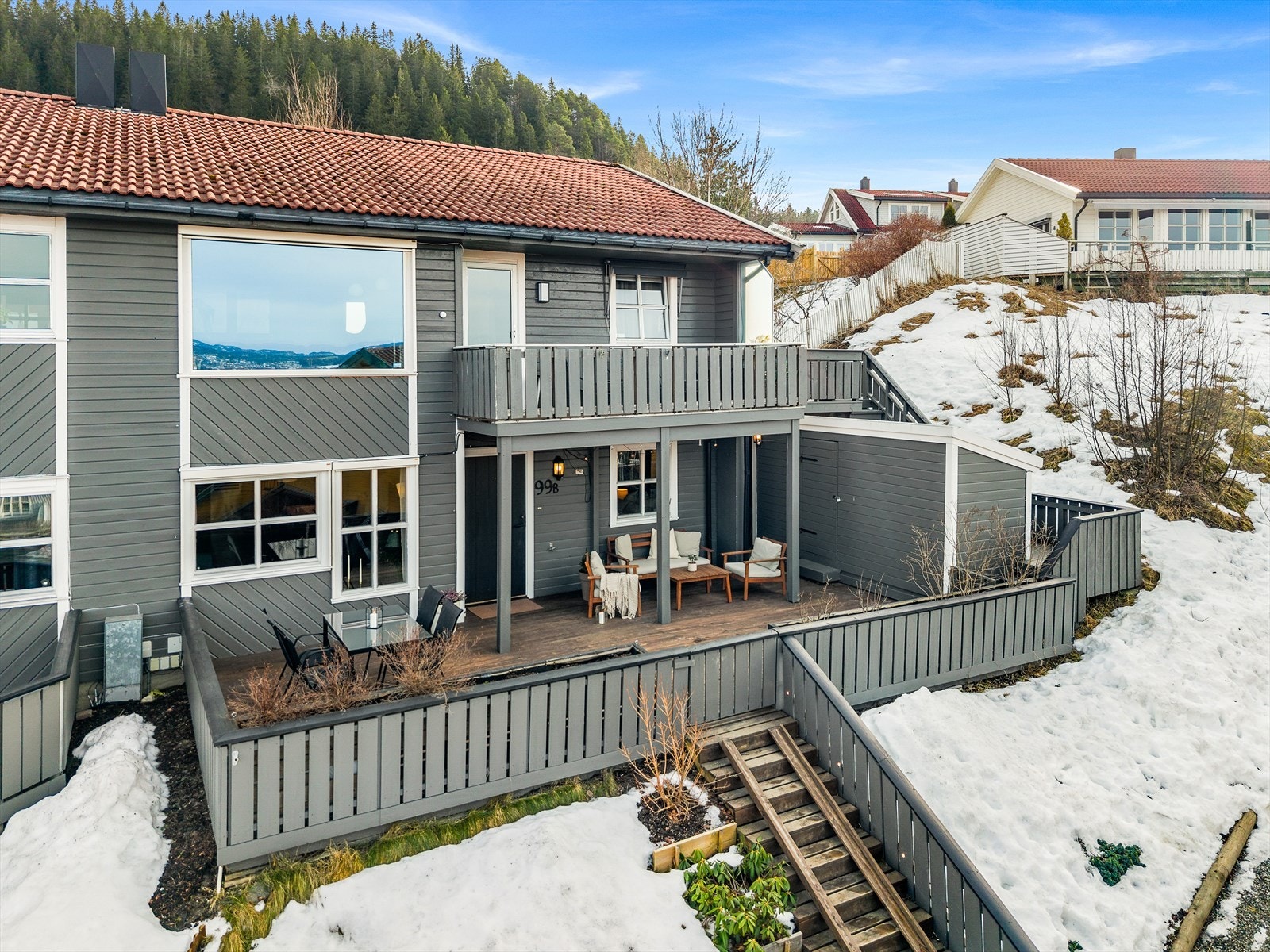 Flott uteområde med romslig terrasse, gode solforhold og praktisk sportsbod med 5m² gulvareal. Galleribilde