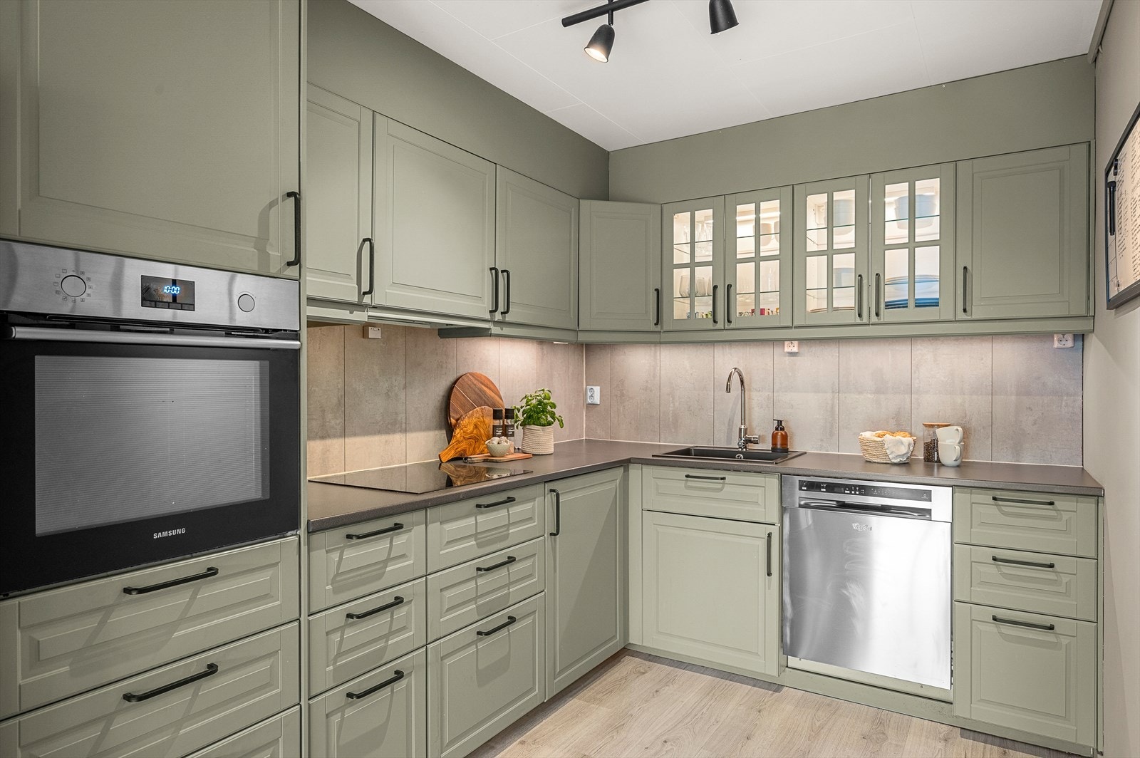 Flott opparbeidet kjøkken med integrerte hvitevarer fra kvalitetsmerker med blant annet Siemens stekeovn fra 2023. Galleribilde