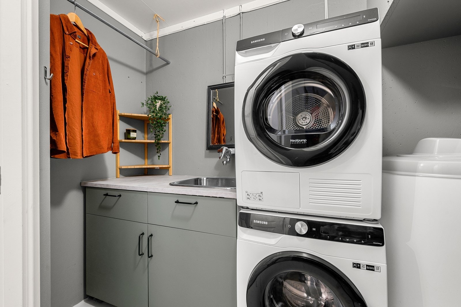 Praktisk vaskerom på 4,5m² utstyrt med bereder fra 2021, mekanisk avtrekk, opplegg for vaskemaskin, skyllekum og stoppekran. Galleribilde