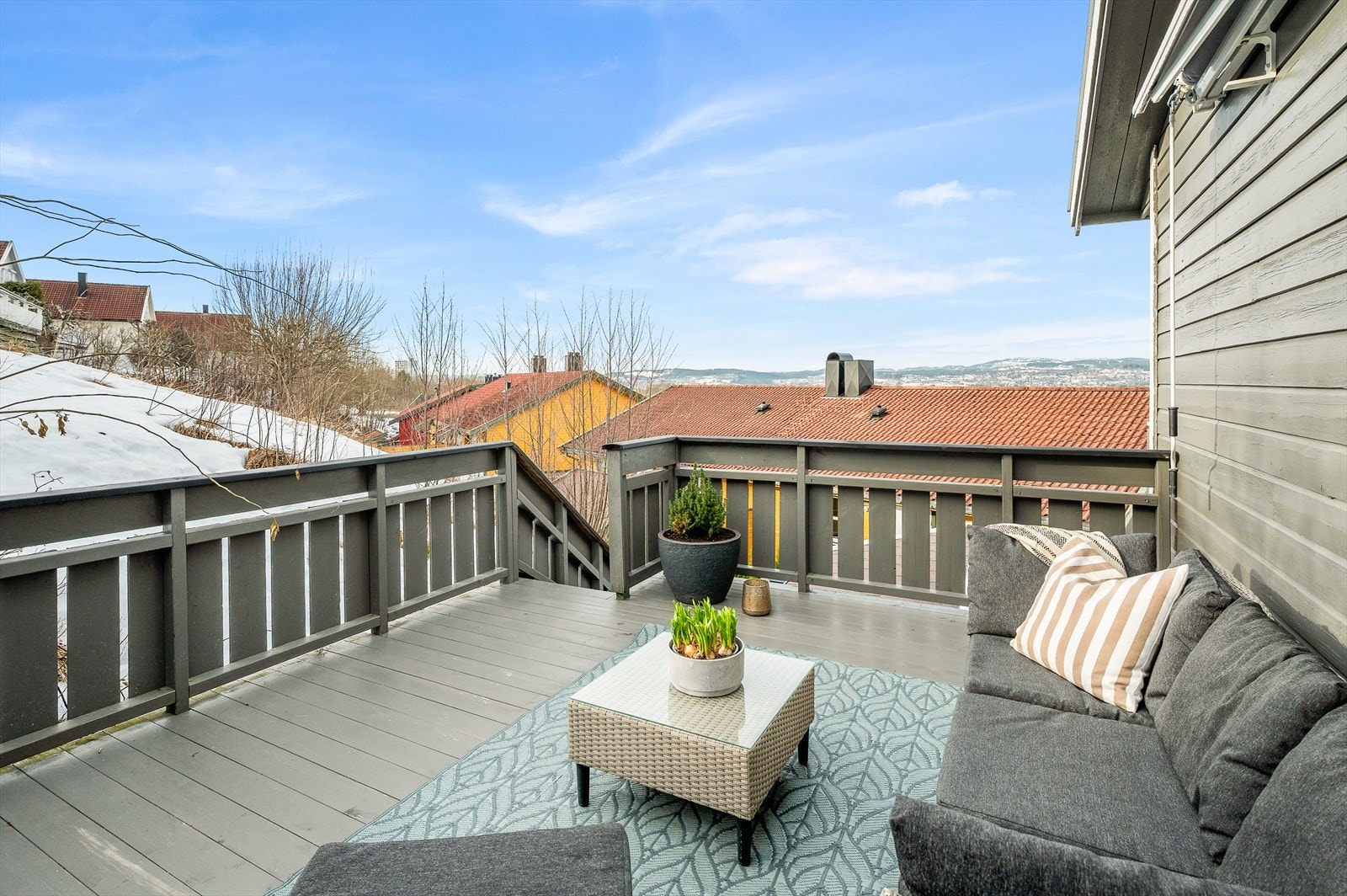 Det er også fin utsikt over nærområde fra den andre terrassen som ligger noen trappetrinn lengre opp. Denne terrassen ble påbygd og ferdigstilt i 2019 og strekker seg over 15,5m². Galleribilde