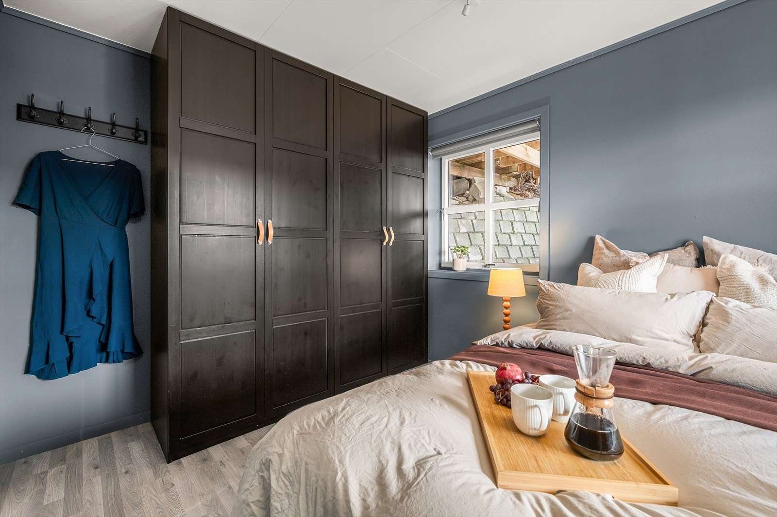 Soverommet har godt med naturlig lysinnslipp fra to store vindusflater, samtidig som det er godt skjermet og oppleves privat. Galleribilde