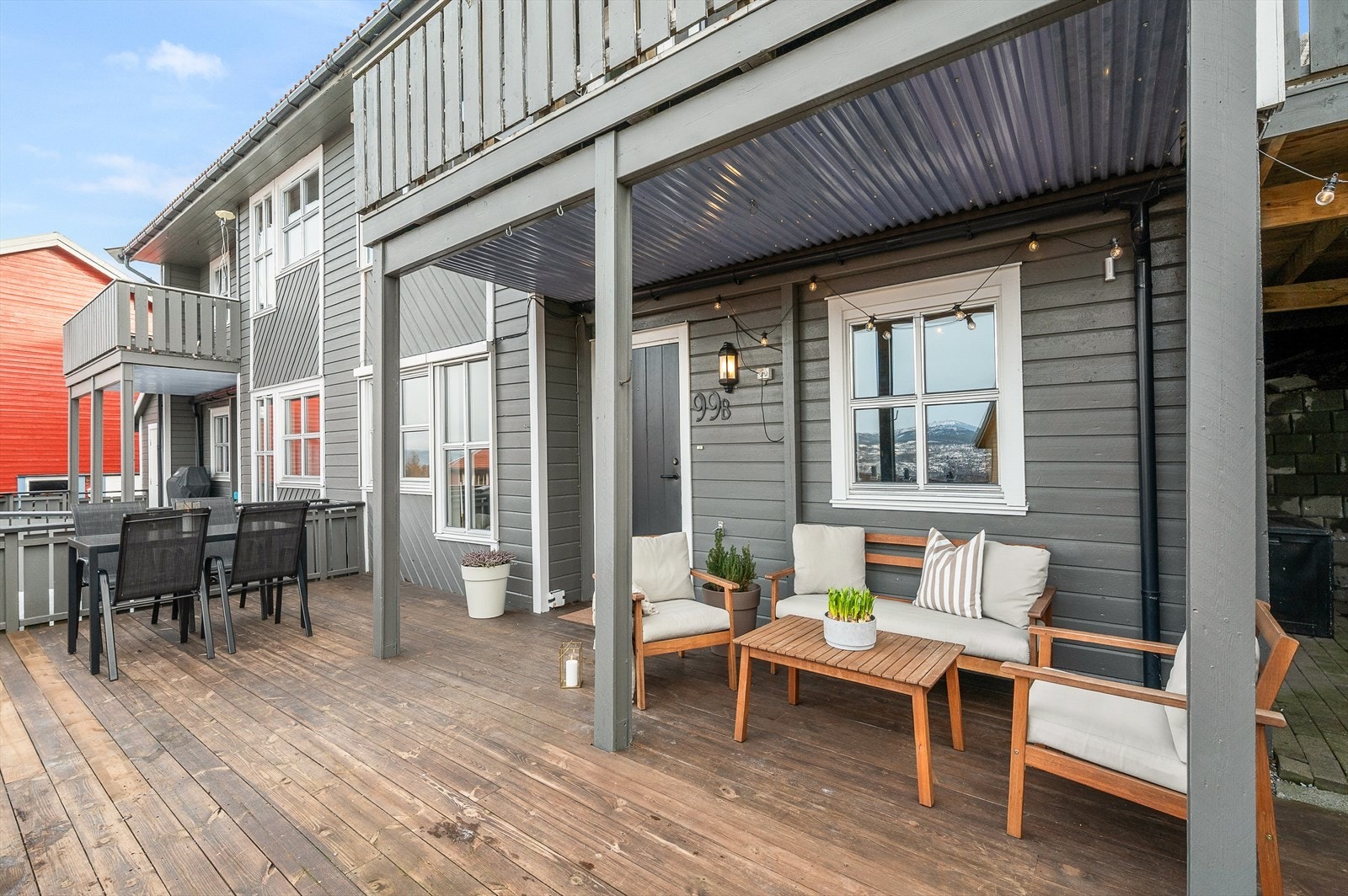 Den nedre terrassen er på 39,5m² og har god plass til sittegruppe, grill og annen ønsket utemøblering. Galleribilde