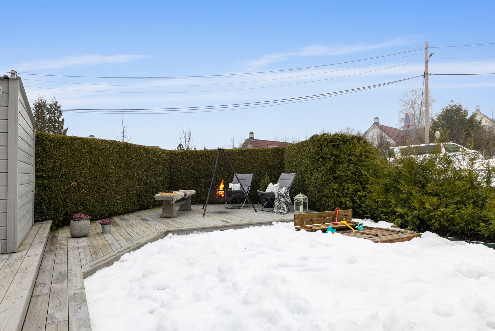 Utenfor inngangspartiet er det en stor terrasse med muligheter. Galleribilde