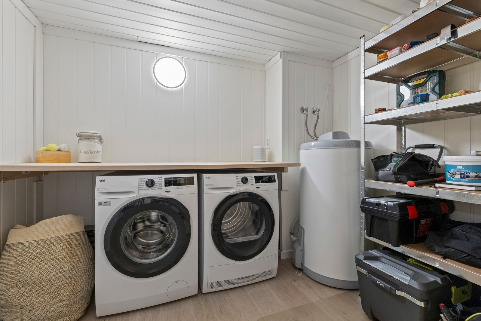 I kjelleren finner man et praktisk og nylig oppgradert vaskerom fra 2025, varmtvannsbereder på ca. 200 liter. Galleribilde
