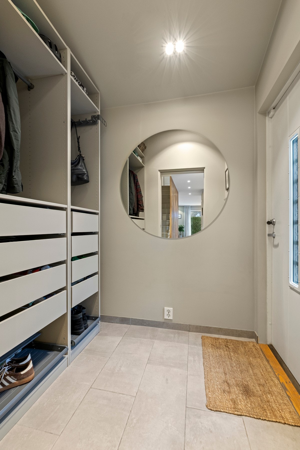 Praktiske, åpne garderobeløsninger med skuffer som gir gode oppbevaringsmuligheter. Galleribilde