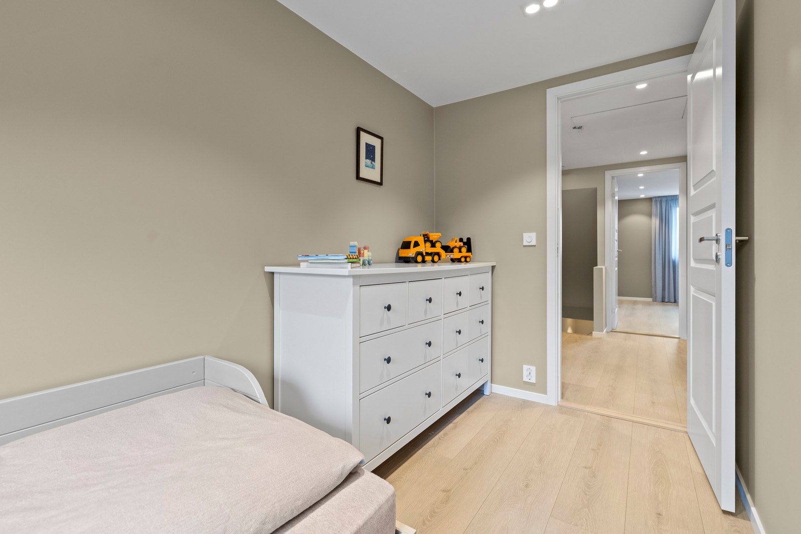 Boligen sokner til Jeriko skole, og det finnes flere barnehager i området. Galleribilde