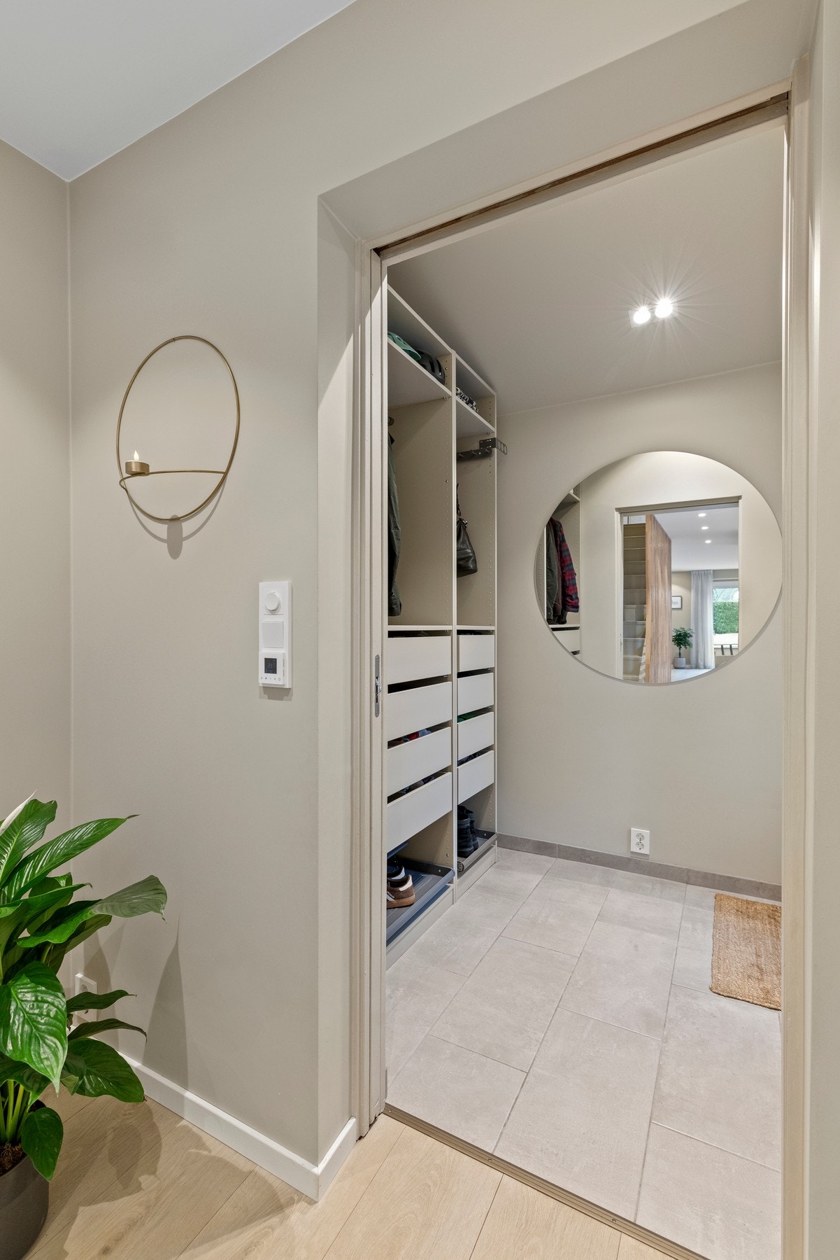 Boligen ønsker deg velkommen med en lys og innbydende entré. Galleribilde