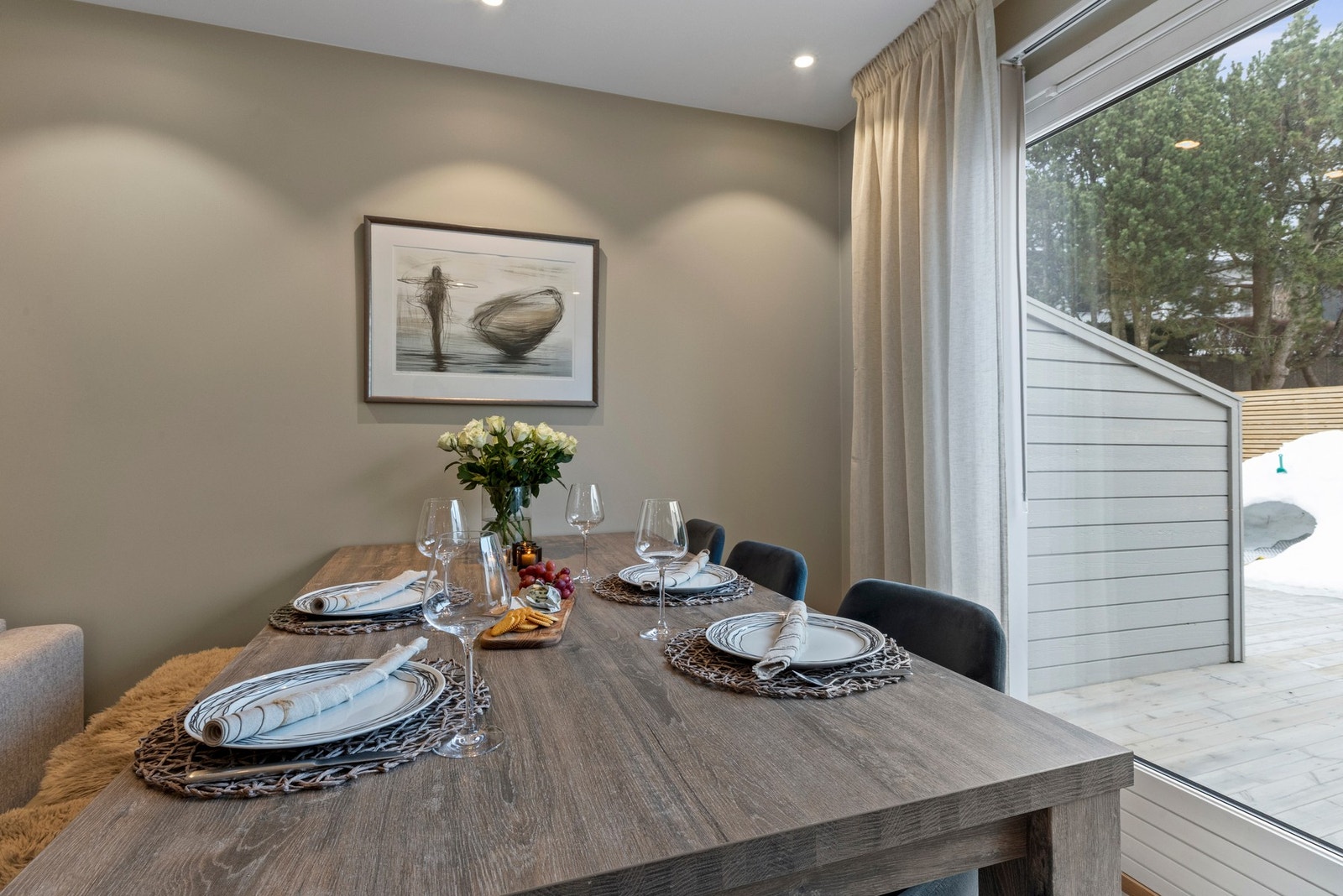 Hyggelig spiseplass for både hverdagsmiddager og selskap. Galleribilde