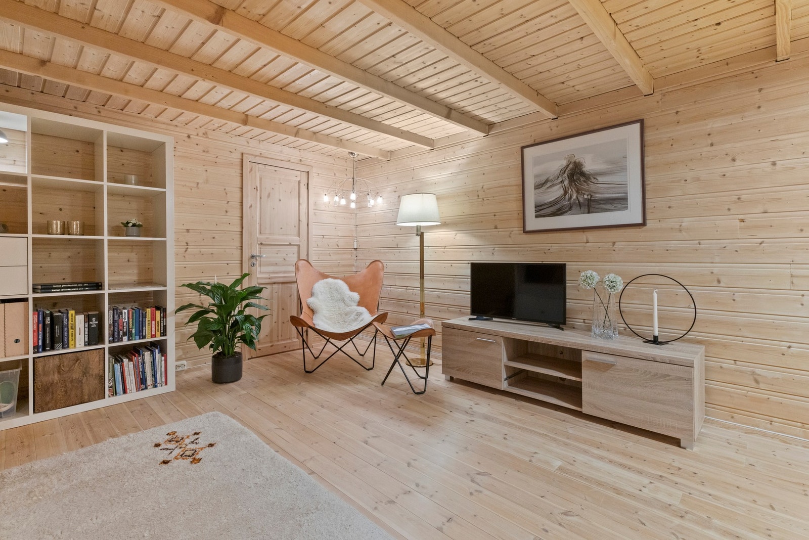 Kjellerstuen fremstår som et lunt og hyggelig oppholdsrom med en nesten hytteaktig atmosfære Galleribilde