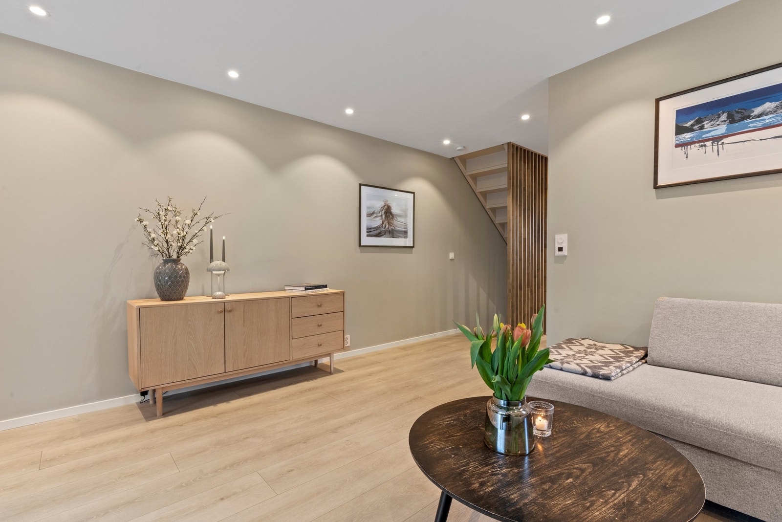 Månedlige felleskostnader utgjør kr 5 985 og dekker blant annet internett/TV. Galleribilde