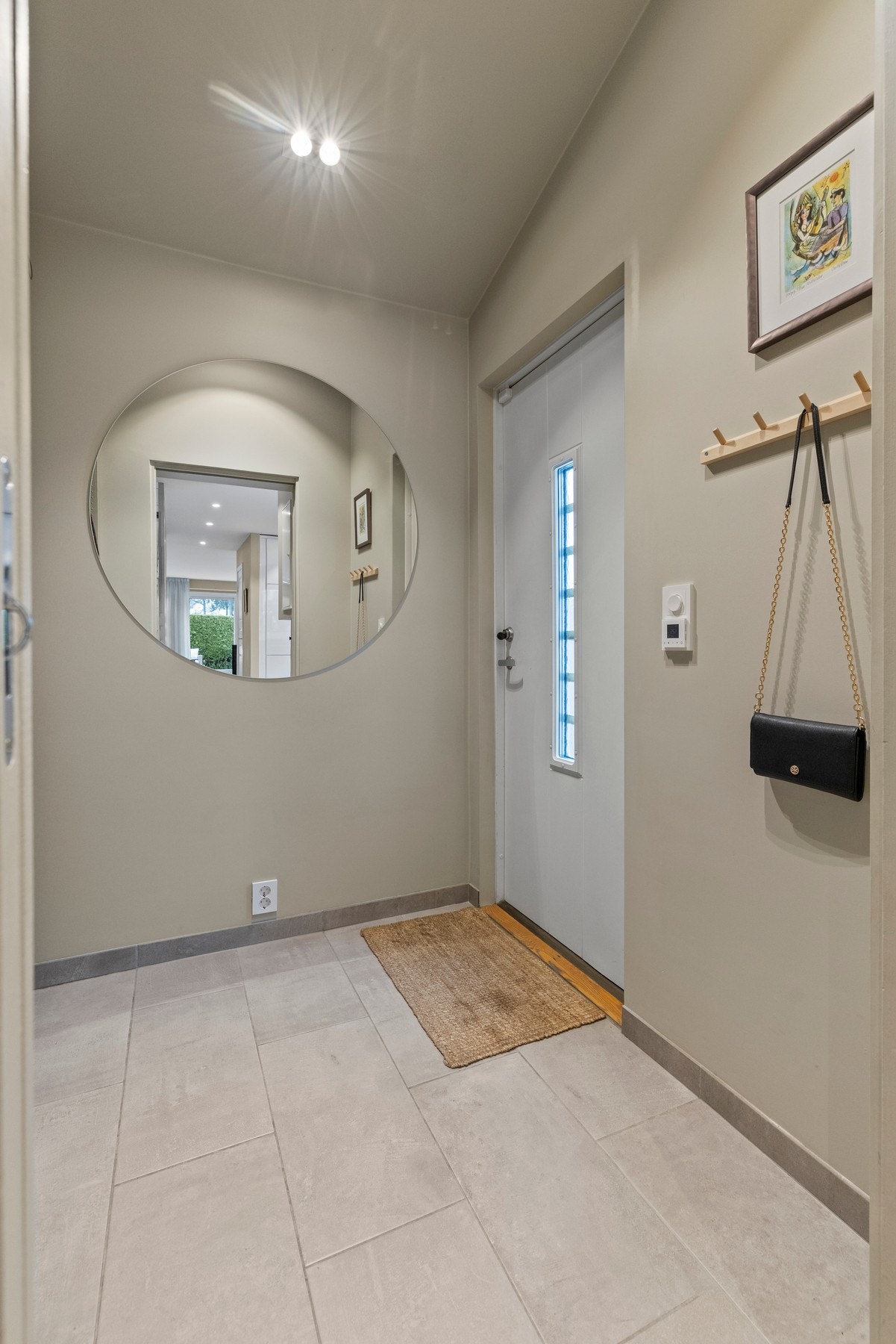 Gulvet er flislagt og utstyrt med gulvvarme, noe som gir en komfortabel ankomst året rundt. Vindfanget ble i sin tid utvidet og bygget på, tiltaket er ikke søkt PBE og kjøper overtar evt. risiko og kostnader knyttet til dette. Galleribilde