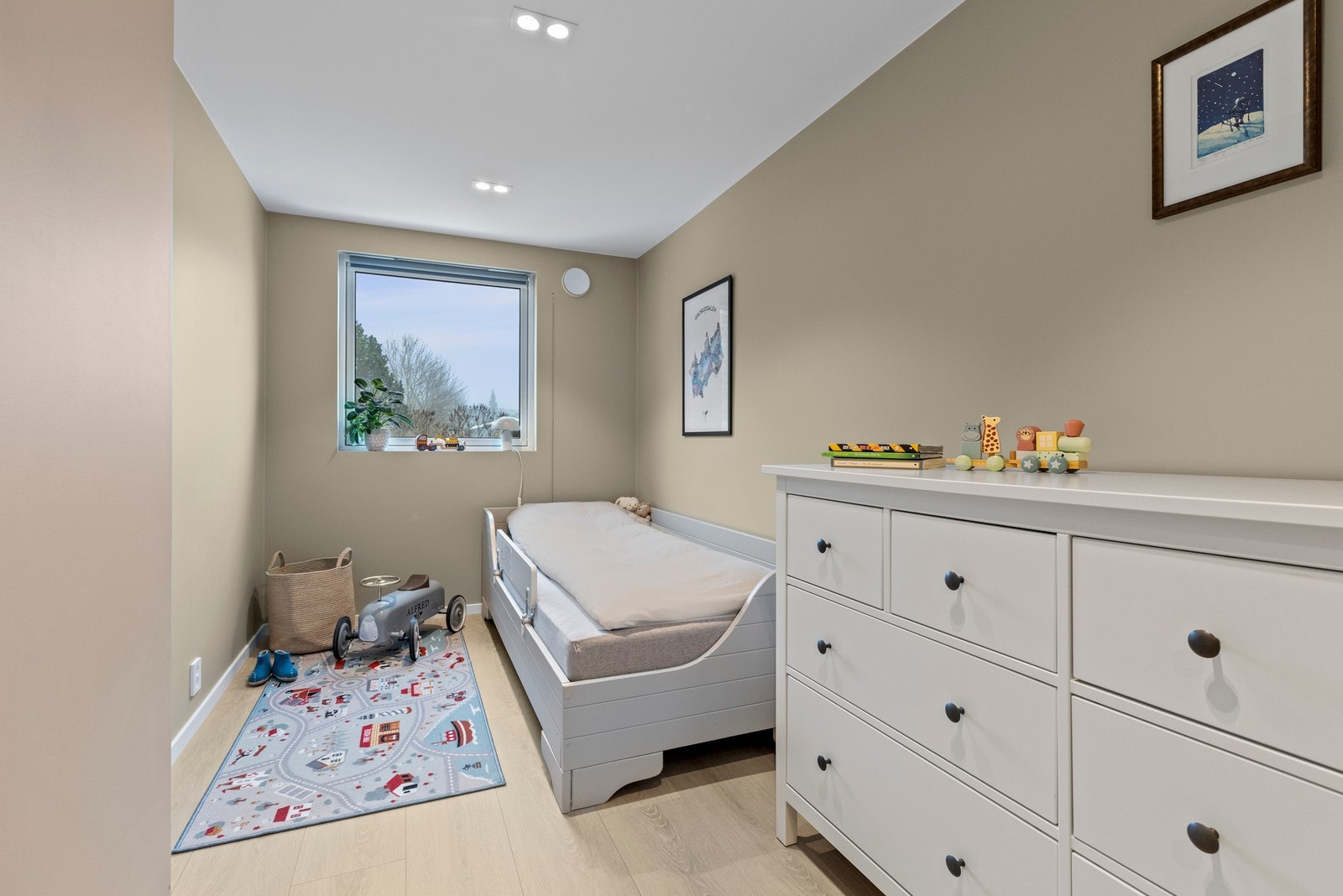 De øvrige rommene har en fin størrelse og gode vindusflater som gir naturlig lys. Galleribilde