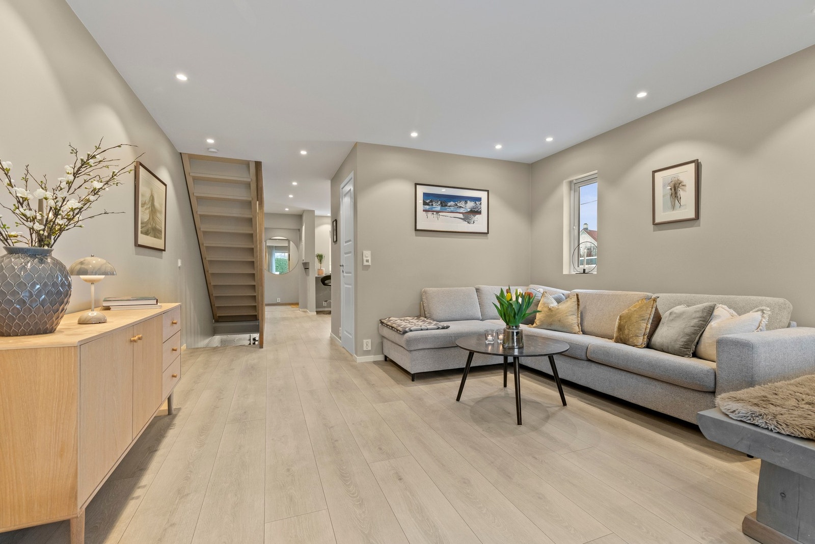 Her er det god plass til en stor sofagruppe. Galleribilde