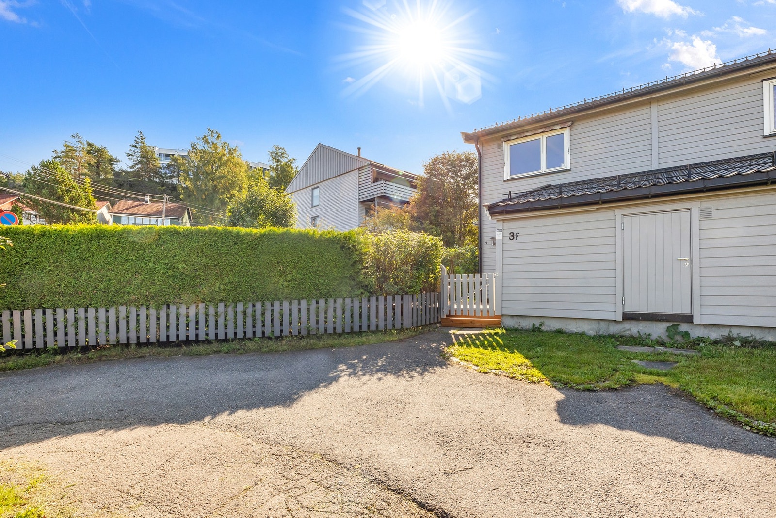 Boligen ligger skjermet til med hekk og god avstand fra vei, det er parkeringsplass i lukket garasjeanlegg med elbillader. Mulighet for å kjøre helt frem til døren for av- og pålessing. Galleribilde