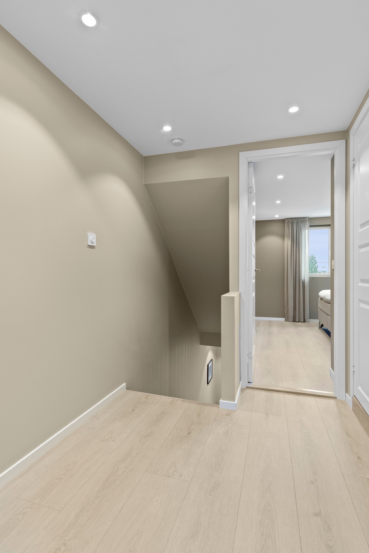 Opp trappen til andre etasje kommer man til en lys gang som binder etasjen sammen. Galleribilde