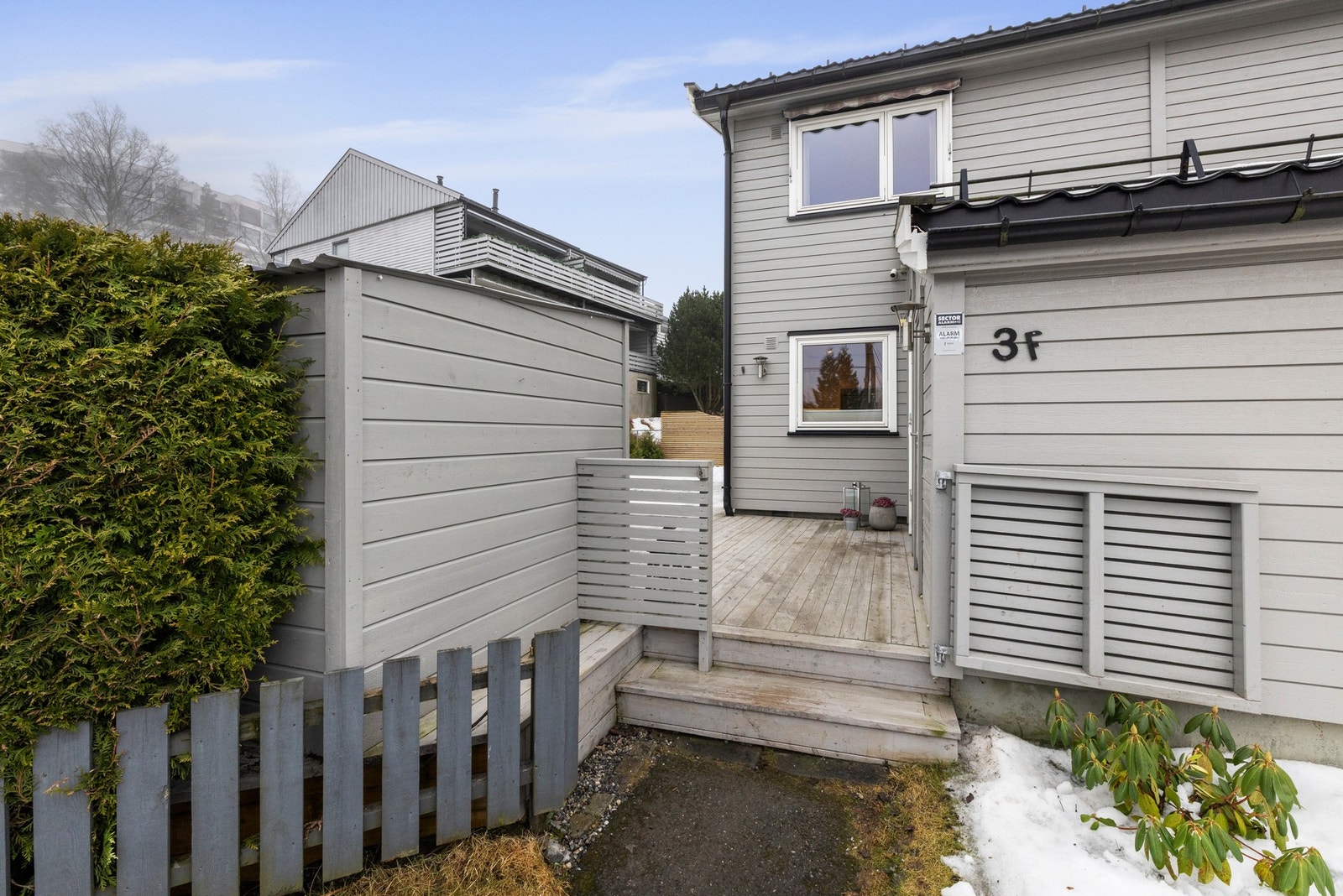 Det er to gode boder utenfor boligen, dette gir gode muligheter for oppbevaring av sykler, barnevogner m.m. Galleribilde