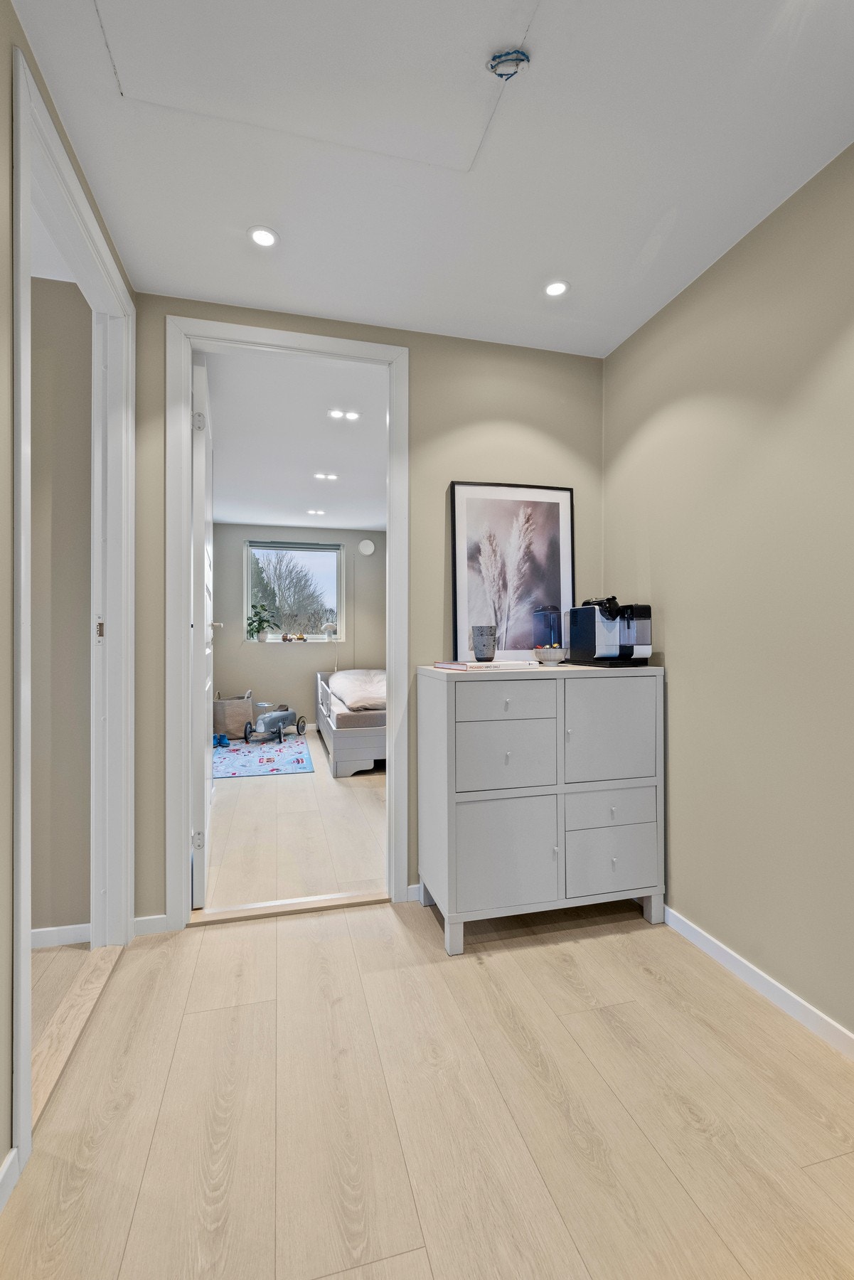 Enkel adkomst til tre soverom og bad, noe som gir en praktisk og familievennlig planløsning. Galleribilde