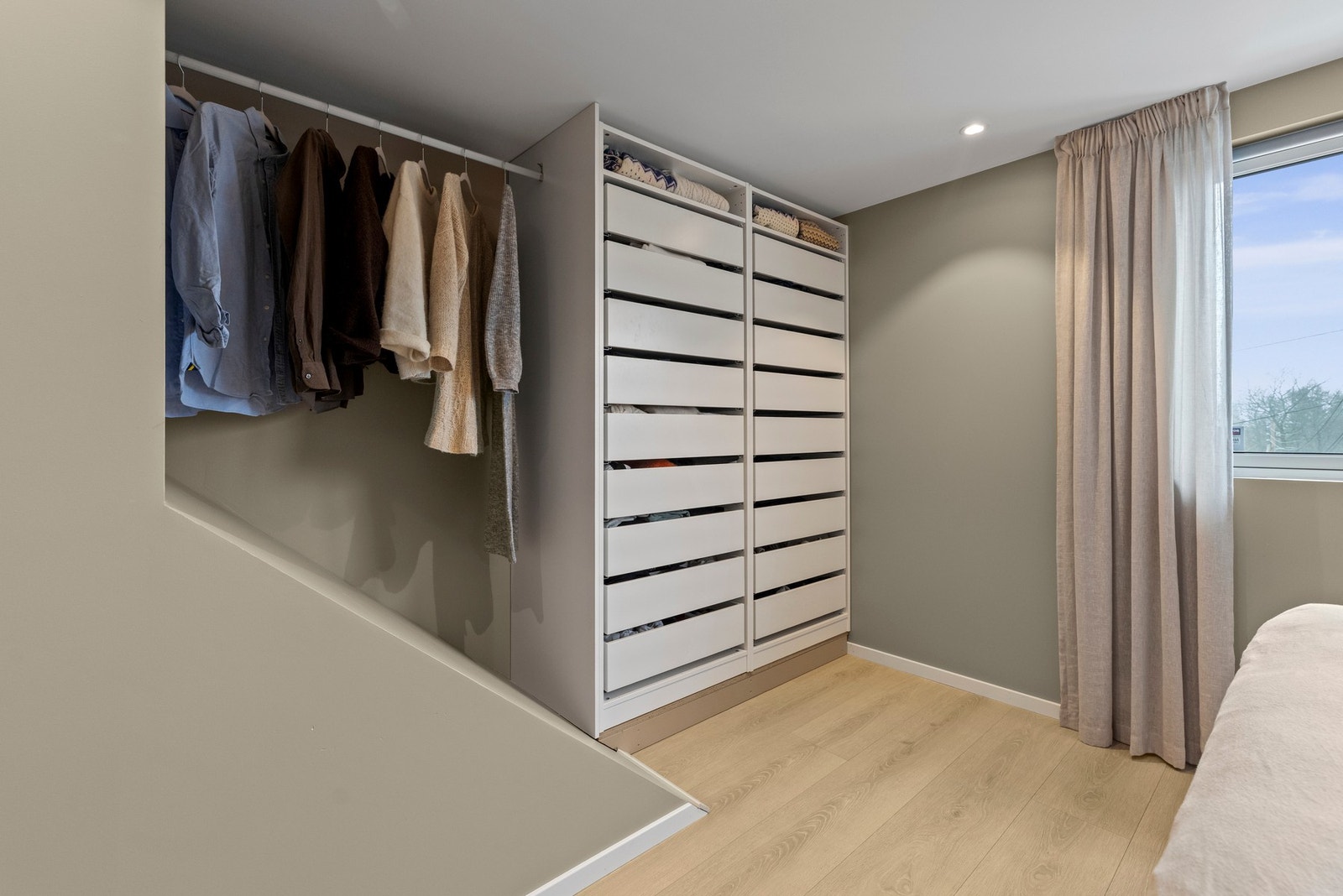 Plassbygget garderobeløsning som gir rikelig med oppbevaring uten å ta unødig plass i rommet. Galleribilde