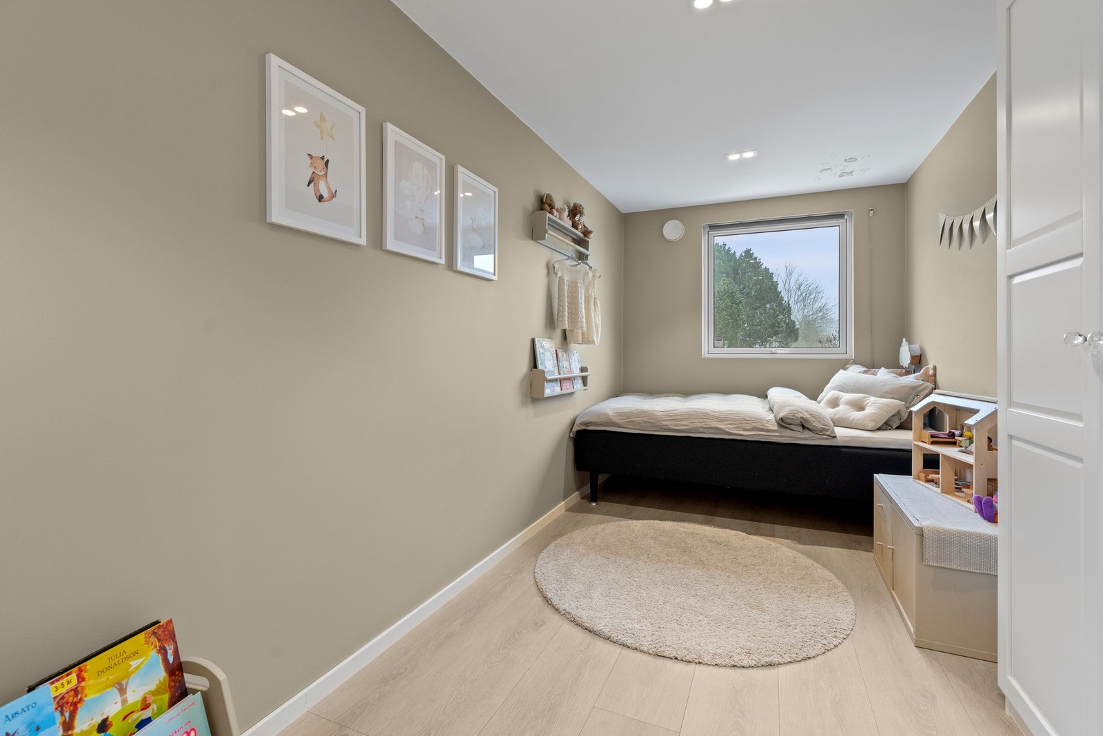 Rommene kan enkelt innredes etter behov, enten som barnerom eller kontor. Galleribilde