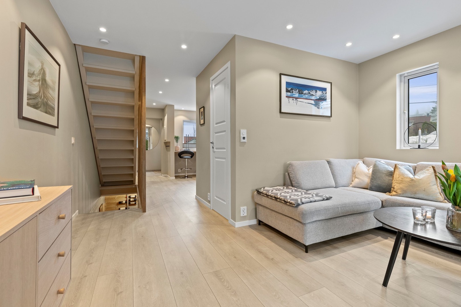 Praktisk toalettrom i 1. etasje, plassert mellom kjøkkenet og stuen. Galleribilde