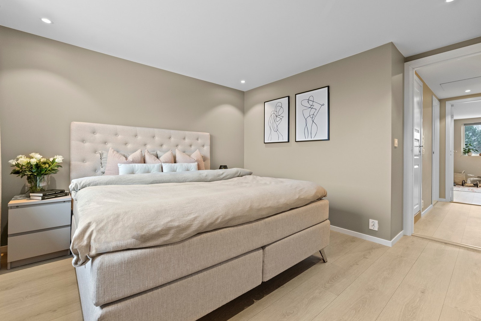 Hovedsoverommet fremstår romslig og har god plass til dobbeltseng. Galleribilde