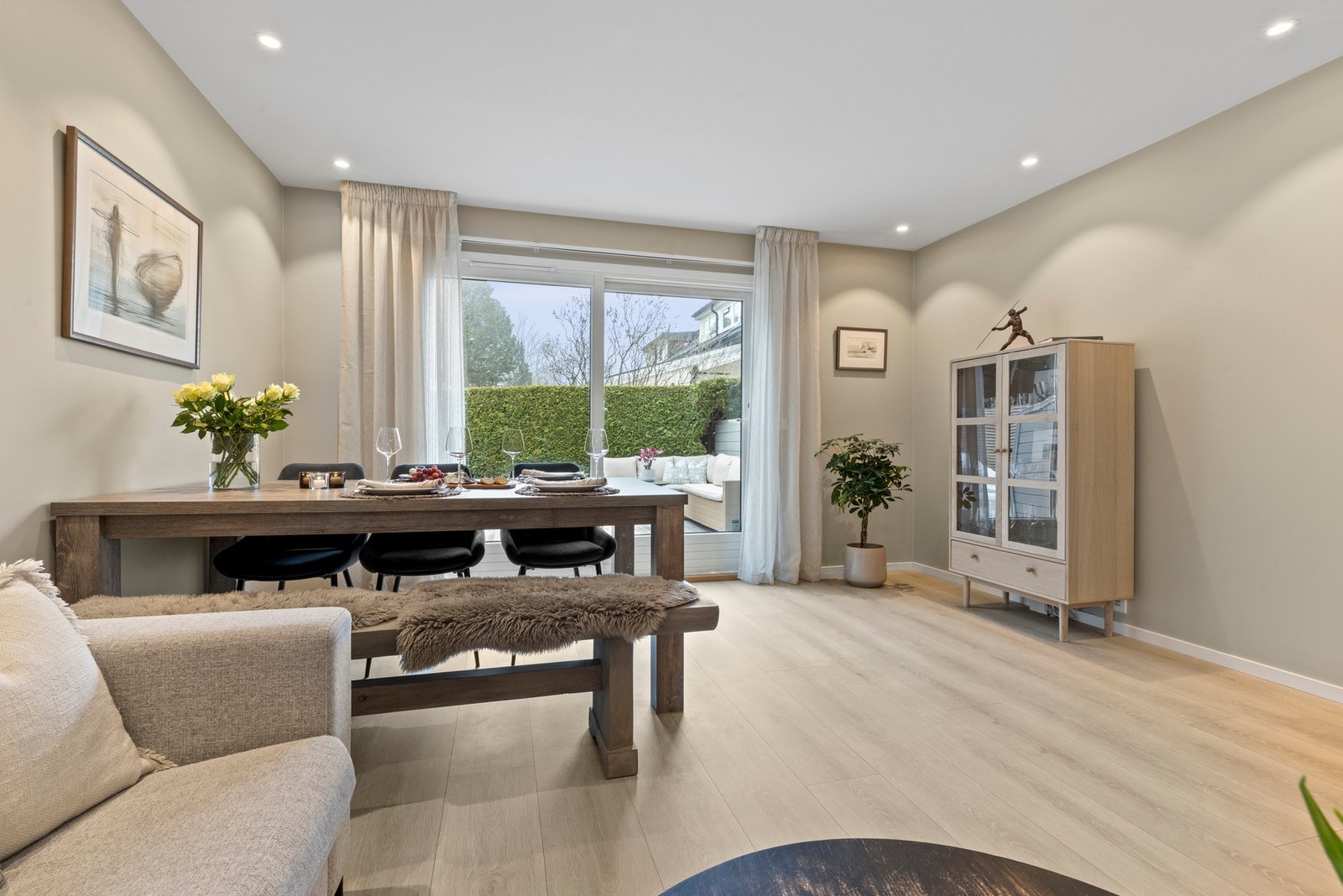 Romhøyden er målt til ca. 2,38 meter, noe som bidrar til en luftig romfølelse. Galleribilde