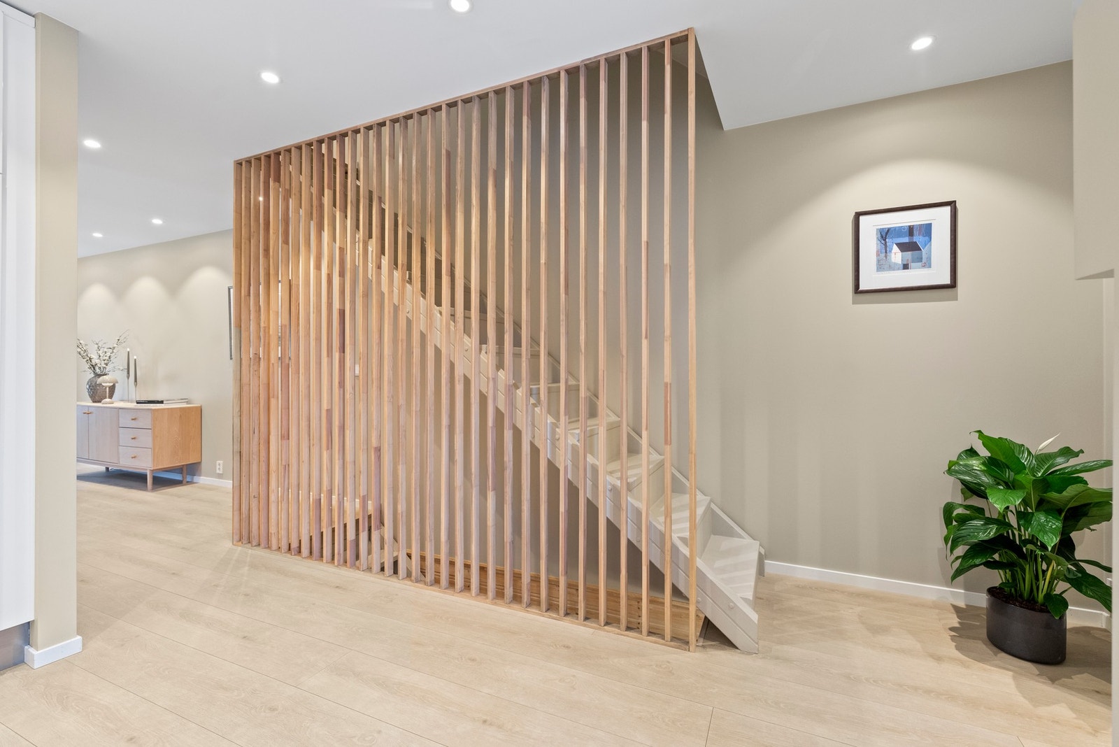 Trappeløpet har stilrene skillevegger med spiler som gir et moderne uttrykk. Galleribilde