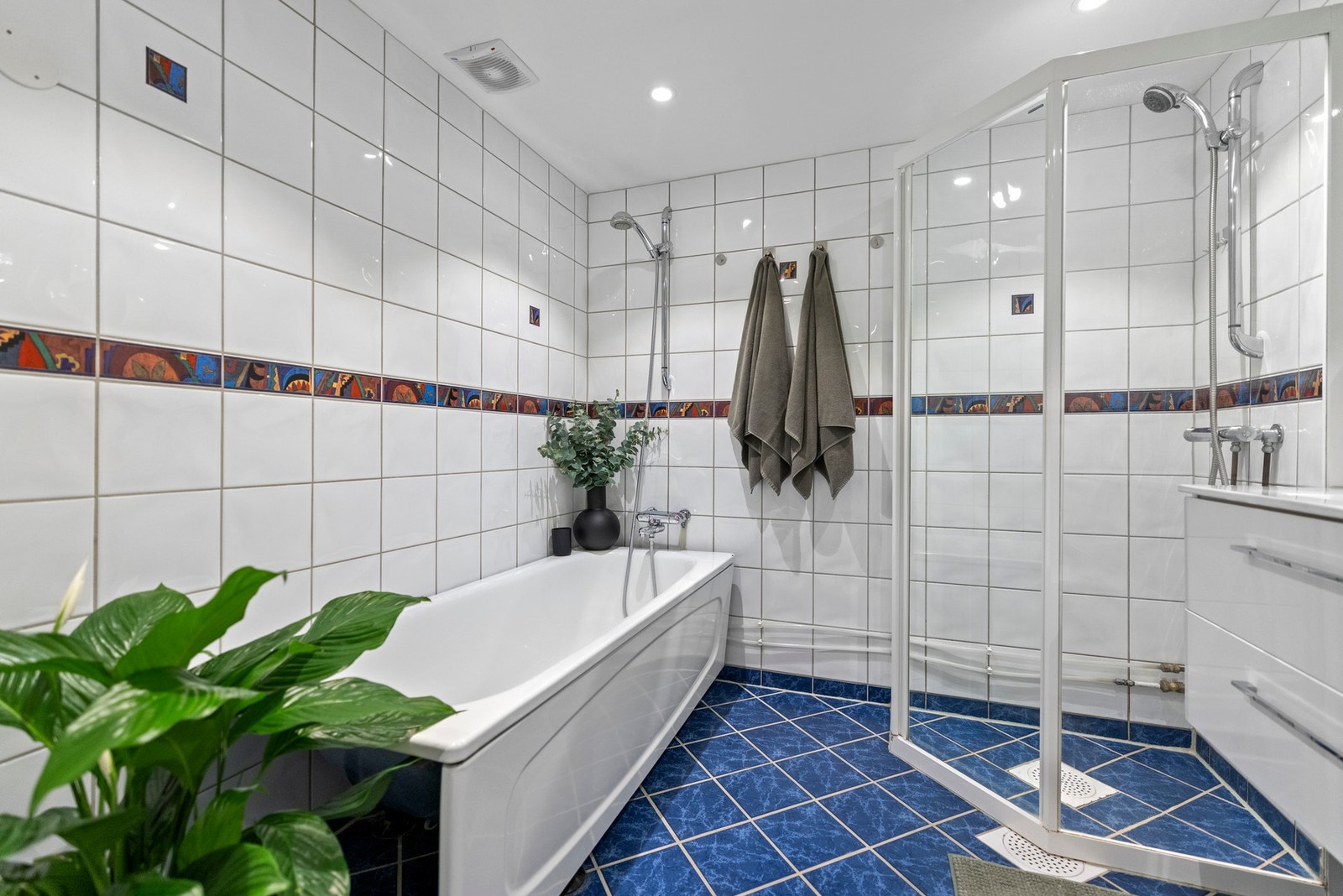 På badet har man både dusjhjørne og badekar, her kan du velge mellom en rask morgendusj eller et rolig bad. Galleribilde