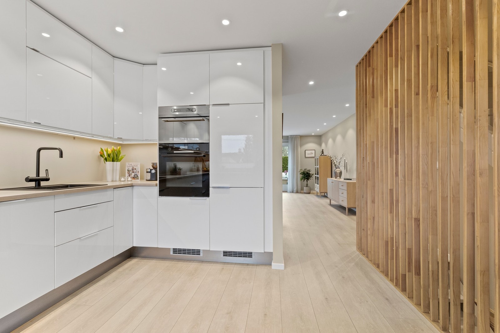 Fra gangen er det adkomst til et lyst, tidløst og romslig kjøkken fra IKEA. Galleribilde