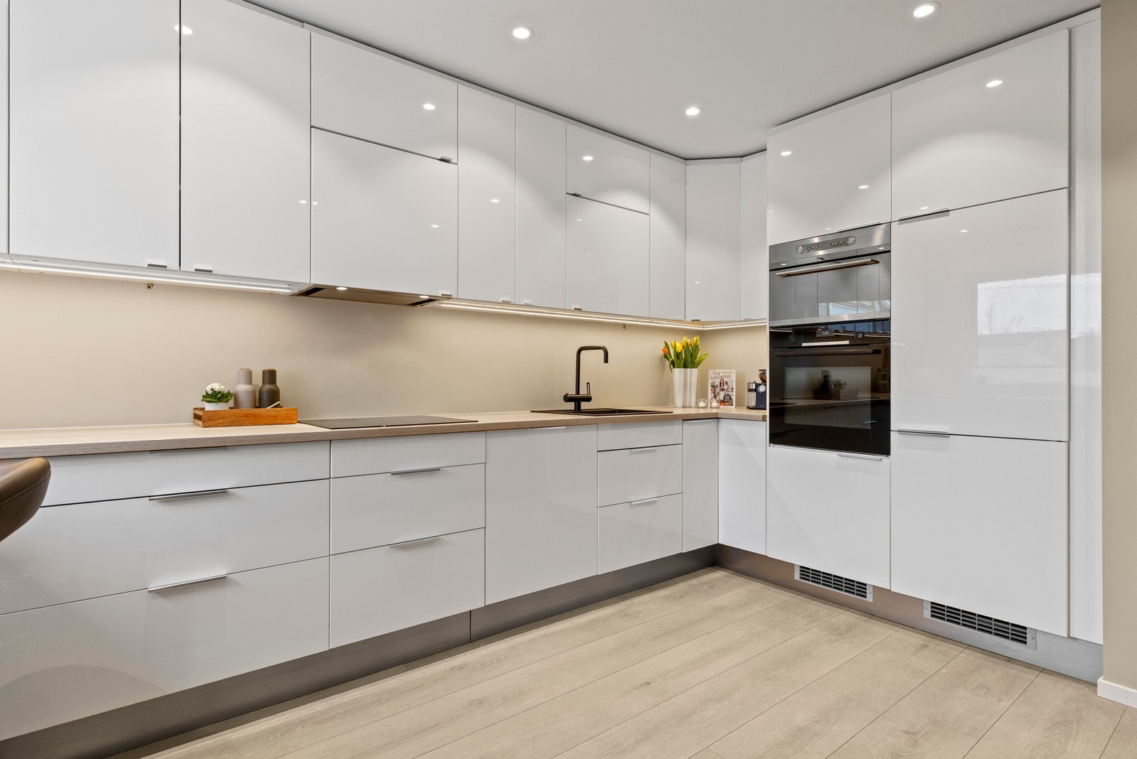 Kjøkkenet er utstyrt med platetopp, stekeovn, oppvaskmaskin, mikro og kjøle-/fryseskap. Galleribilde