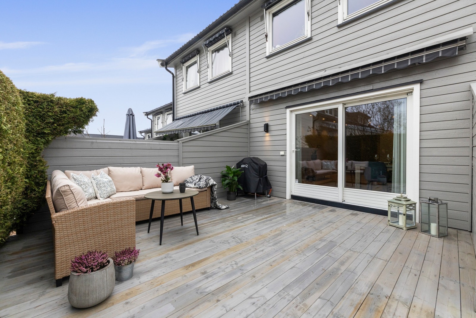 Skjermet uteområde med platting beiset sommeren 2025 og gode solforhold. Galleribilde