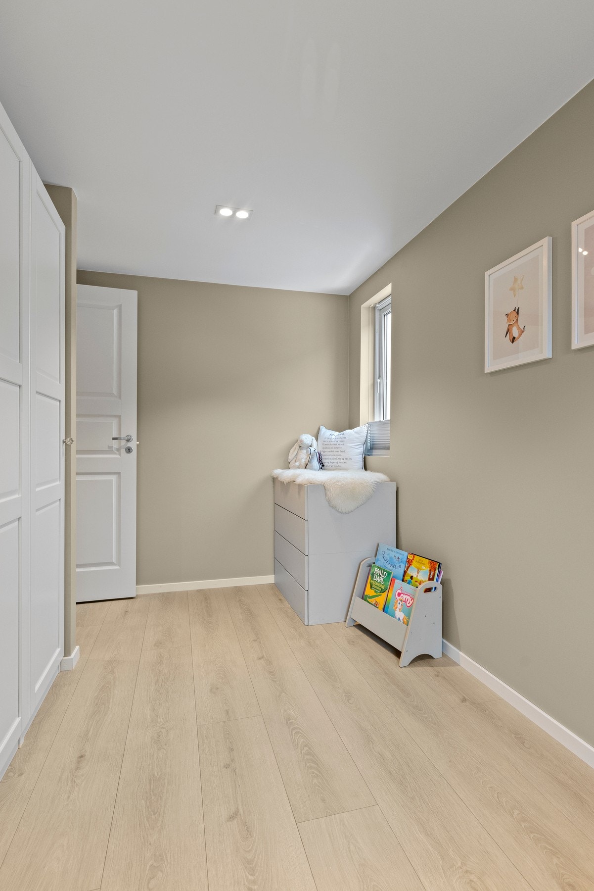 Lyse gulvflater som harmonerer med de varme veggtonene gir et helhetlig preg i etasjen. Galleribilde