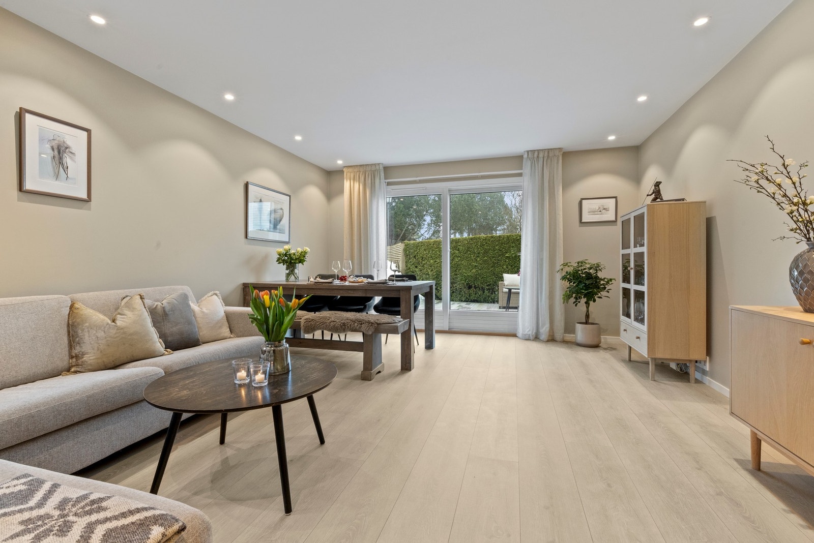 Stuen er lys og romslig, med en god planløsning som gjør det enkelt å innrede med naturlige soner. Galleribilde